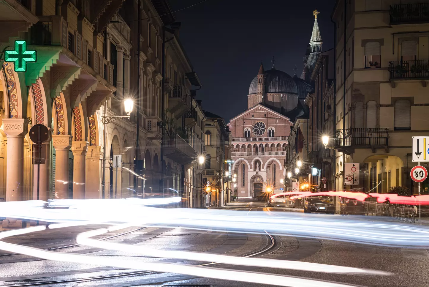 chiesa strada edifici di notte scie di auto