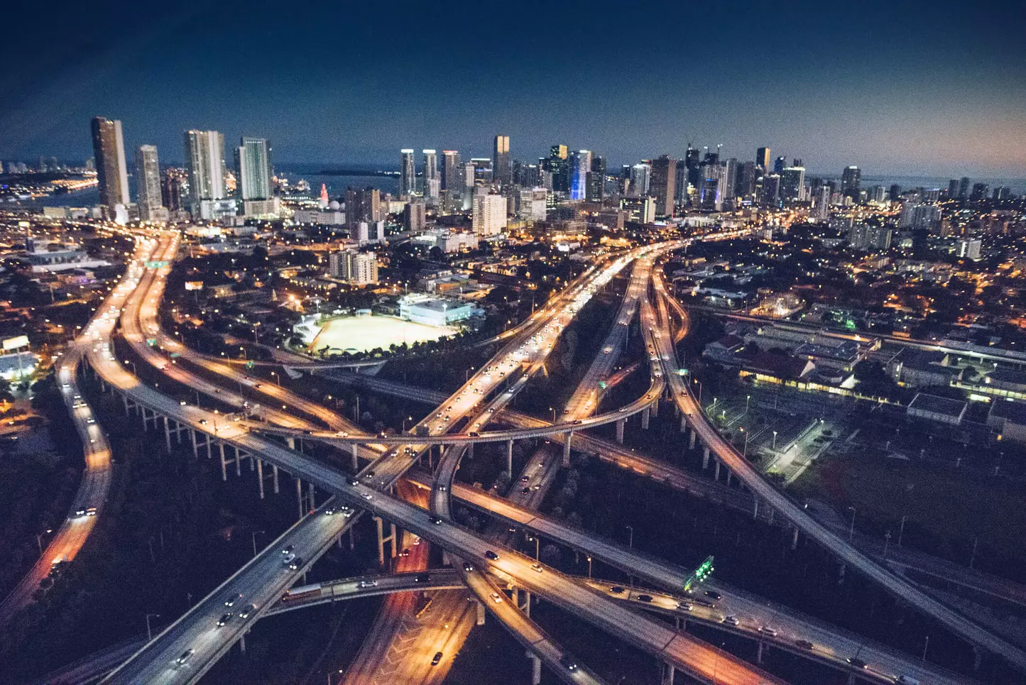 Miami, USA, has more than 500,000 smart light poles, all connected to the grid. The project ensured significant energy savings (-44%)